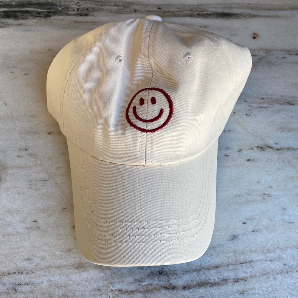 UNISEX SMILEY FACE HAT NEW WITHOUT TAGS